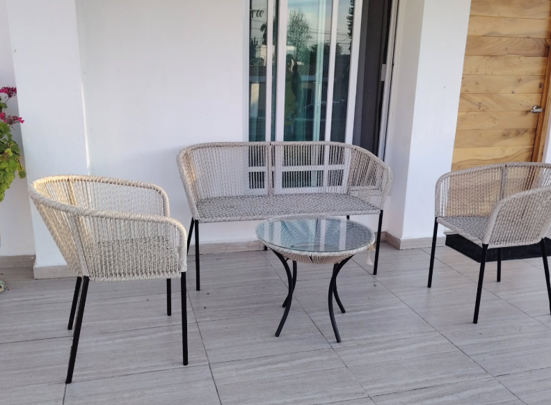 Mesa auxiliar y sillón de exterior